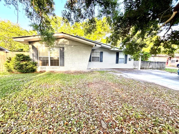 2806 Lynwood St, Pascagoula, MS 39567