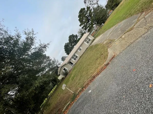 106 Sue Ellen Ct, Headland, AL 36345