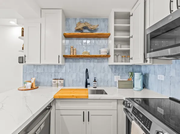 400 Hobron Ln, Honolulu, HI