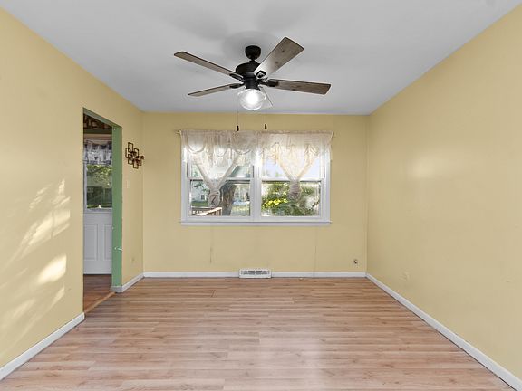 5th image of 22501 Mission Dr