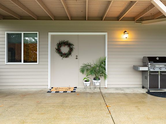 3rd image of 3317 Shorecliff Dr NE