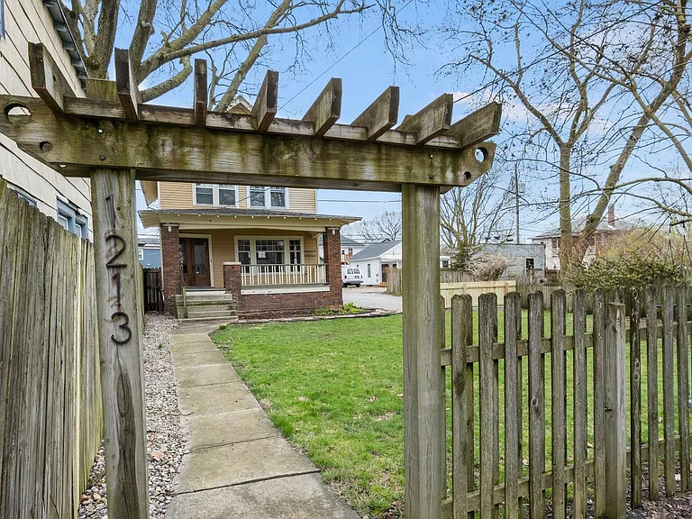 1213 W Jefferson Blvd — Photo 48