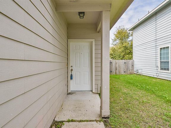 3rd image of 445 Folk Crest Ln