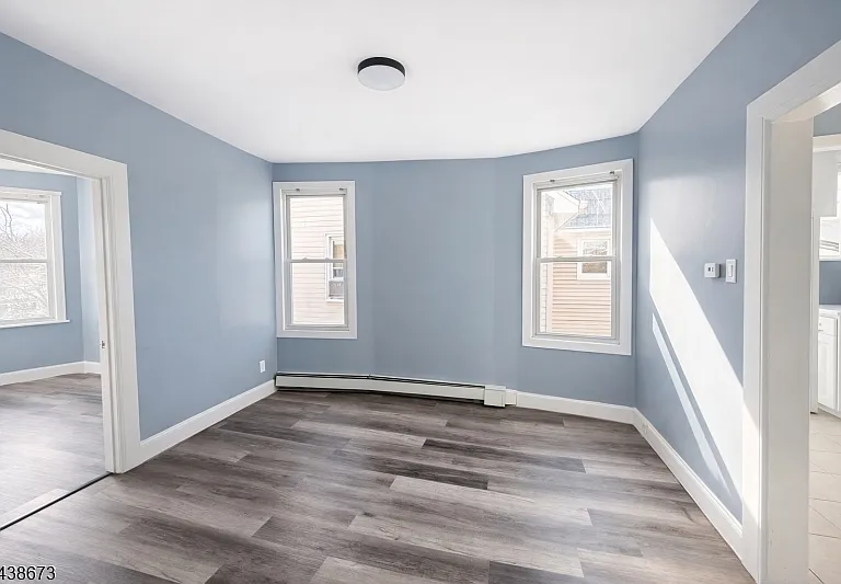 204 Demott Ave — Photo 3