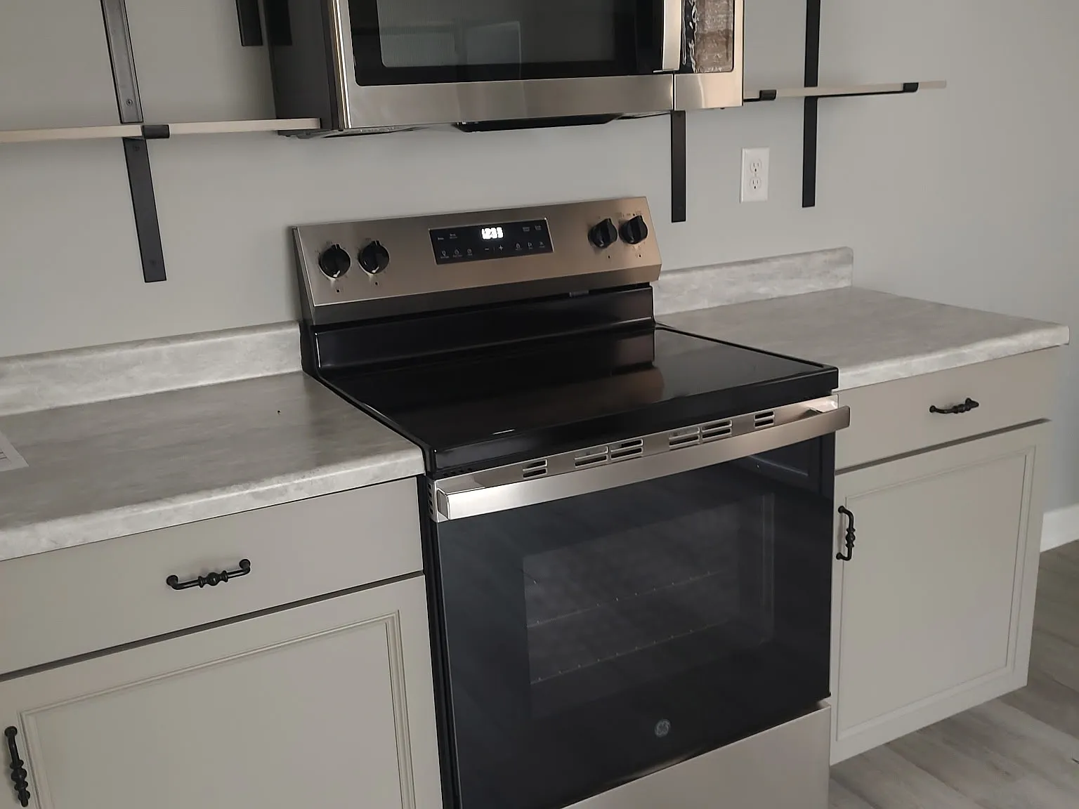 1 bed, 950 sqft, $1,100 — Photo 3