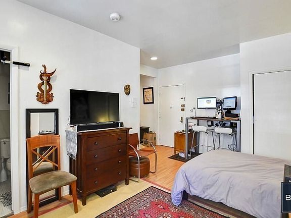 2nd image of 170 W 25th St #B2
