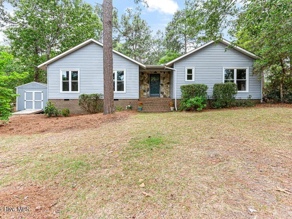420 E Hedgelawn Way, Southern Pines, NC 28387
