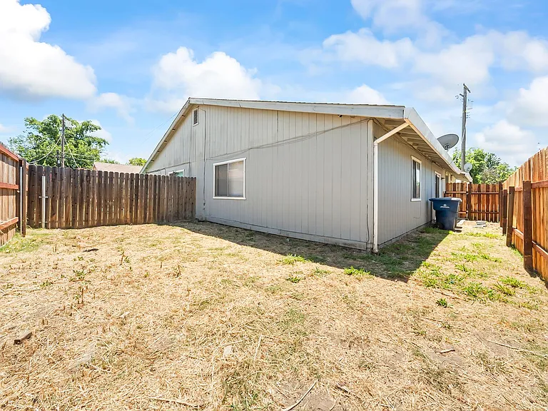 3800 Lily St — Photo 9
