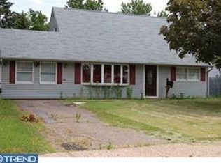 24 Nasturtium Ln, Levittown, PA 19054
