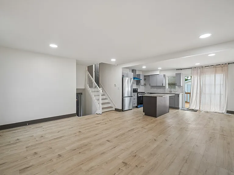 867 Harris Dr — Photo 3