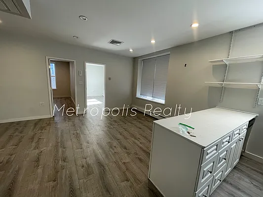 Rented by Metropolis International Realty Inc. | media 2