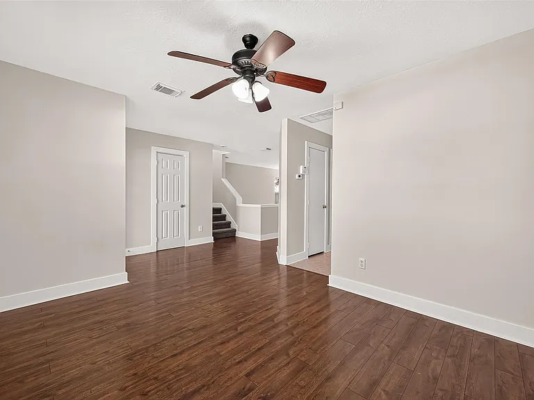 18174 Woodsdale Ct — Photo 6
