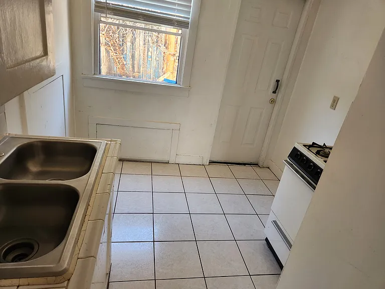 957 W 9th St #4 — Photo 2