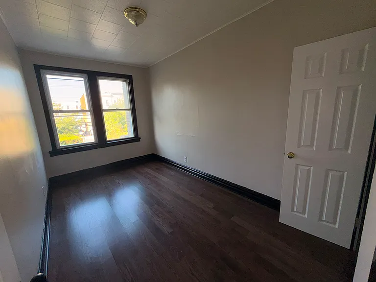 241 Duncan Ave #1A — Photo 4