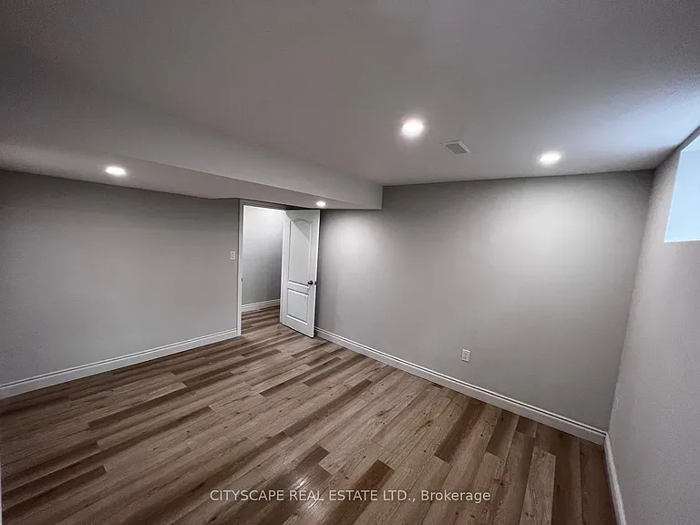 2361 Victoria St N — Photo 23