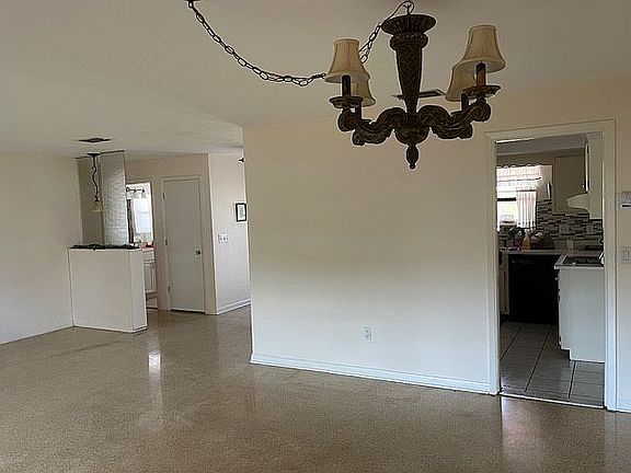 4th image of 1400 Gleneagles Cir