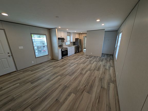 3rd image of 6250 Roosevelt Blvdlot 81