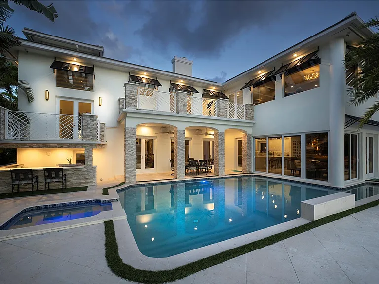 2307 N Riverside Dr — Photo 3