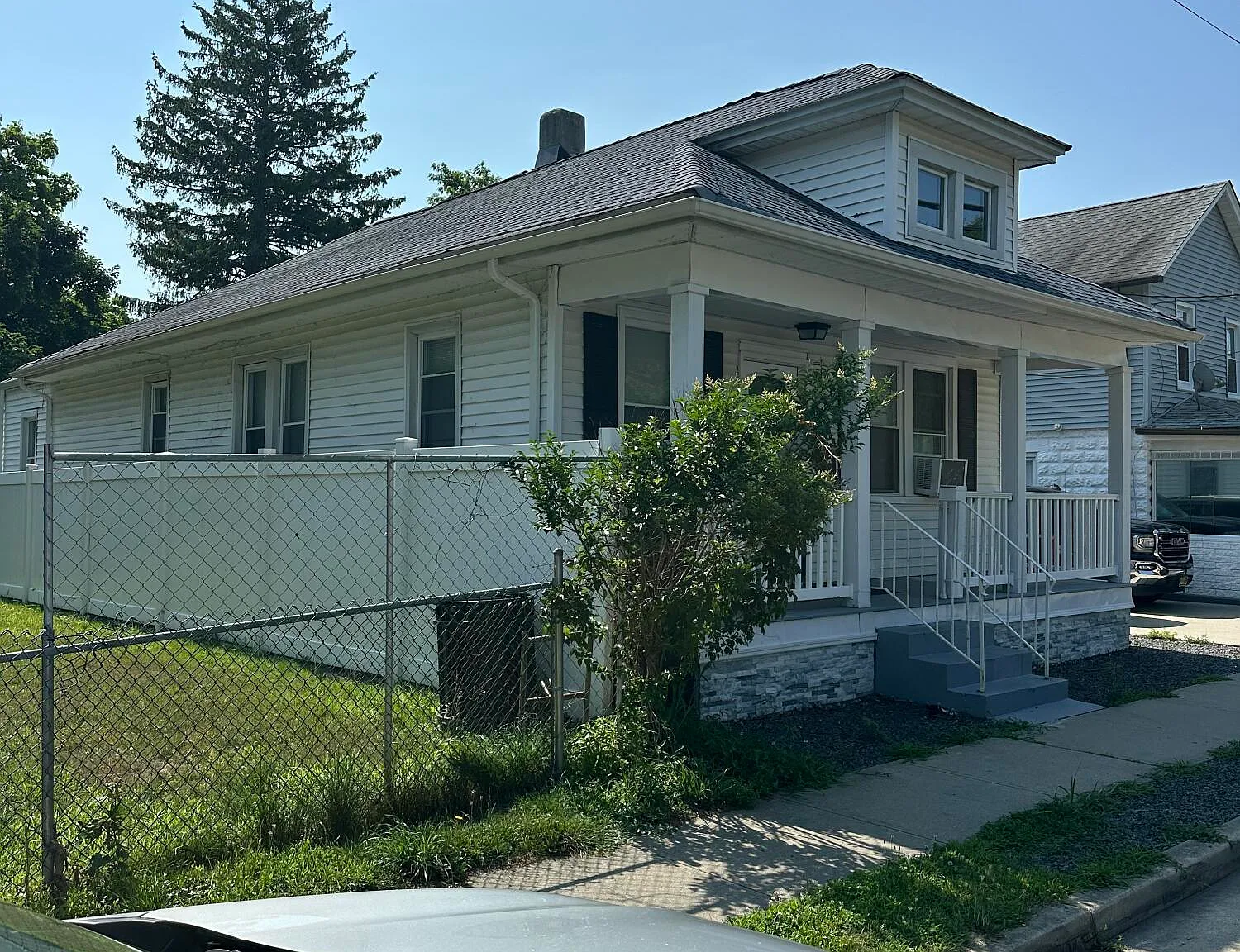 3 bed, 996 sqft, $3,900 — Photo 1