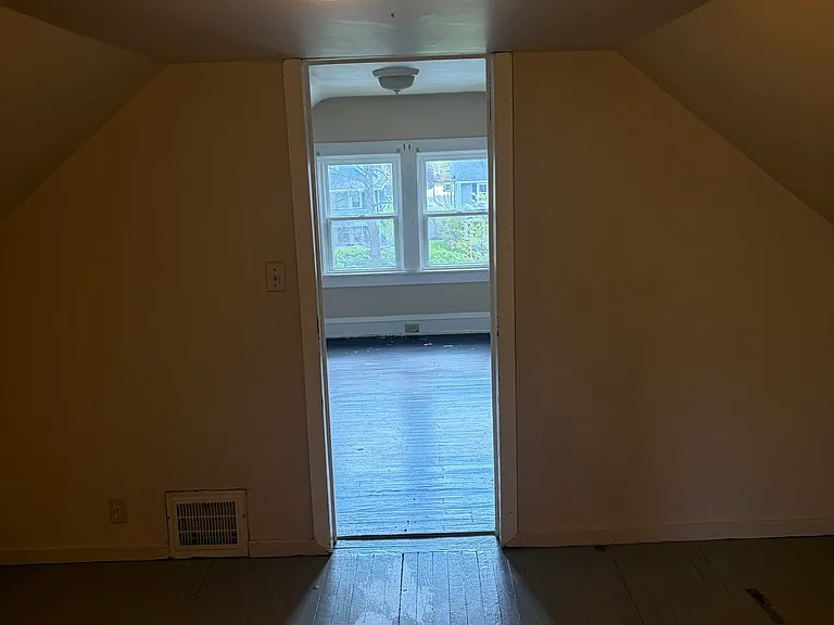 1252 W Clifton Blvd — Photo 6