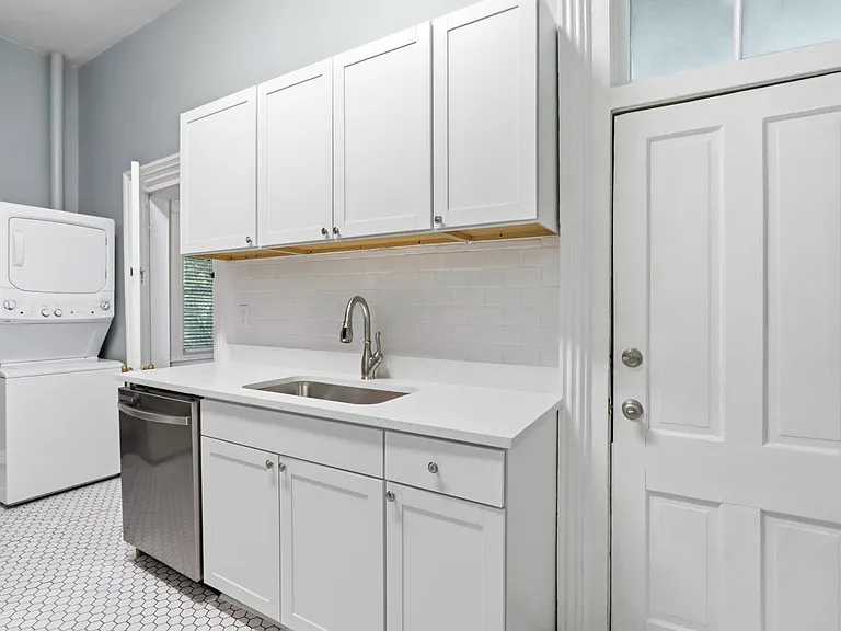 216 E Henry St #A — Photo 24