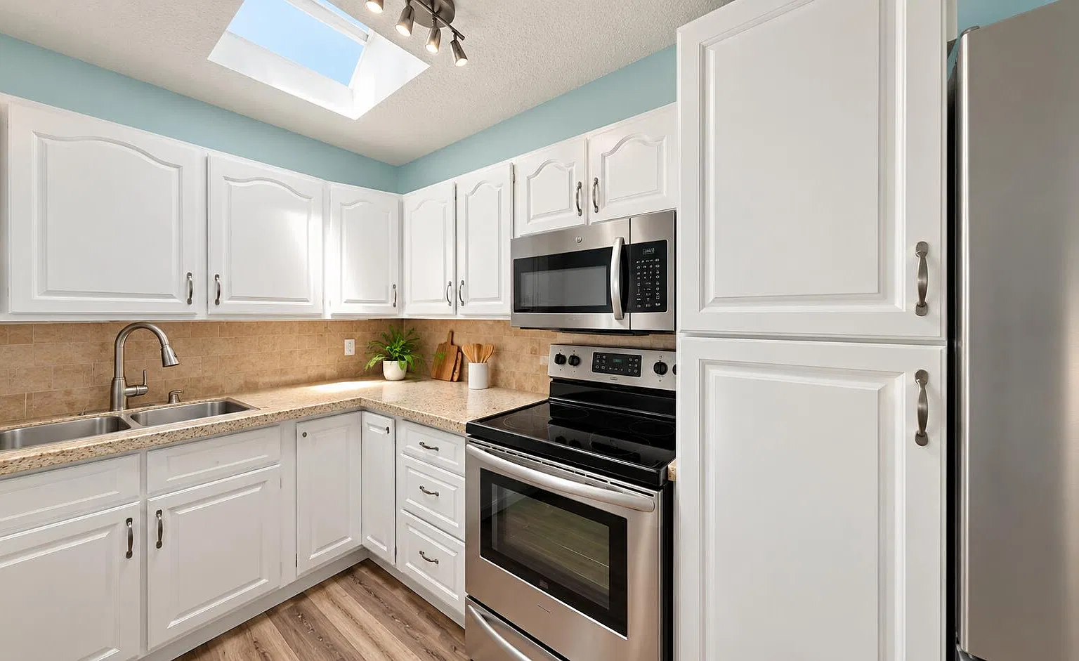 3 bed, 1.0 bath, 1126 sqft, $1,800 — Photo 4