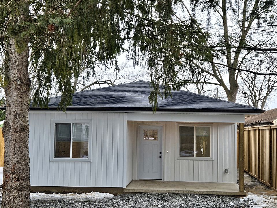 Great rental, nestled behind mature muskoka looking pine trees.