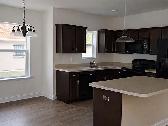 5th image of 2128 W Walnut St