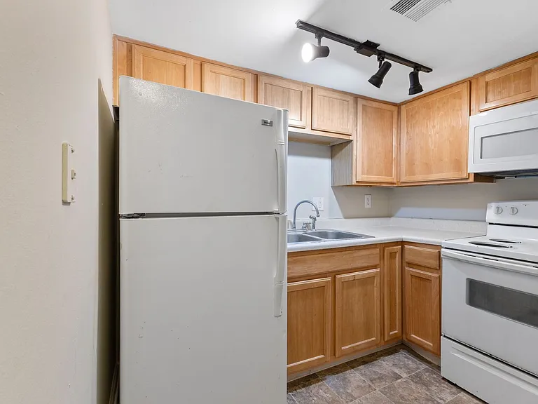 Balsam Avenue Apartments - The Courts — Photo 64