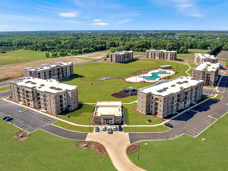 Joy Park Luxury Apartments — Photo 1