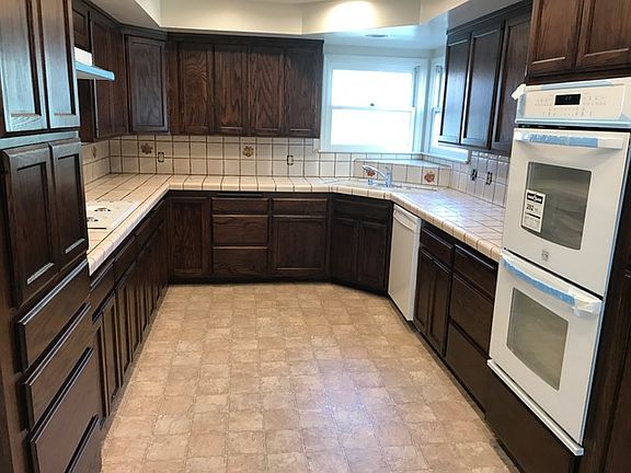 3rd image of 2814 W Victory Blvd