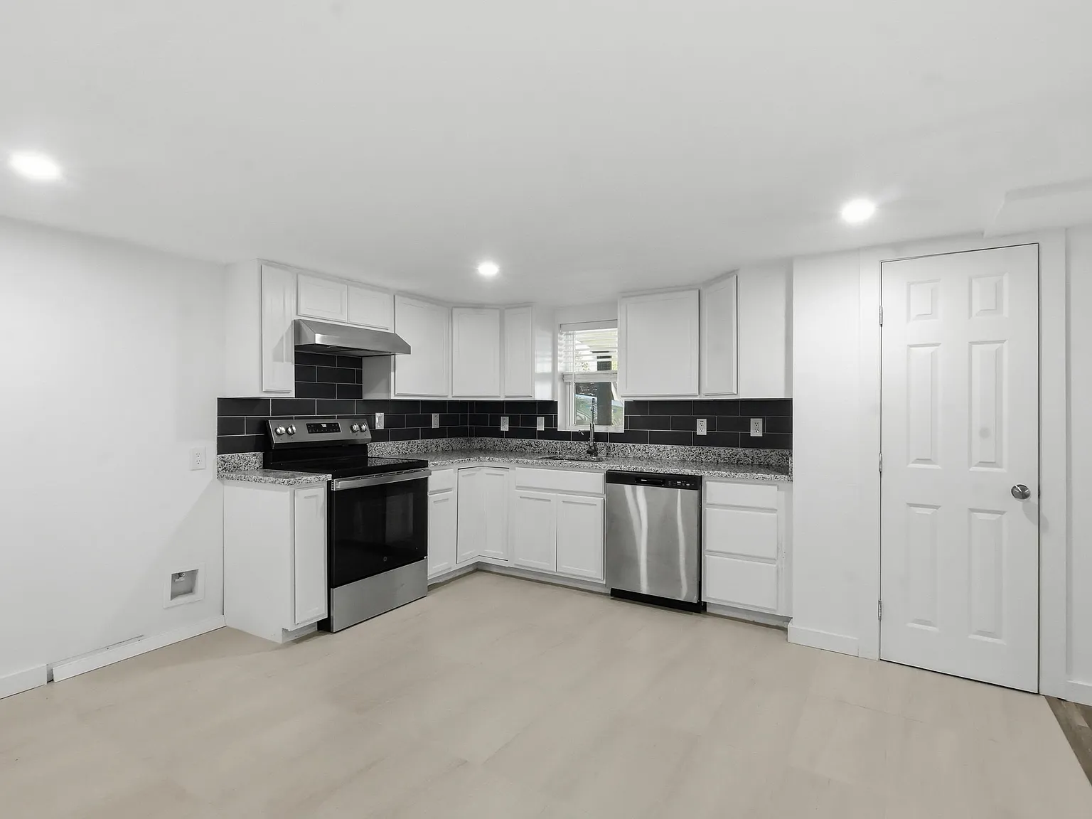4 bed, 2.5 bath, 1974 sqft, $1,950 — Photo 2