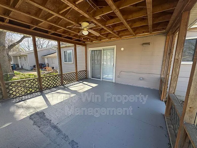 513 Coachway Ln — Photo 9