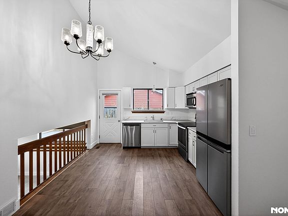 4th image of 443 Lincoln Cir