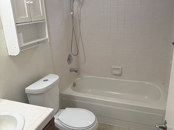 4th image of 427 N Santa Monica St