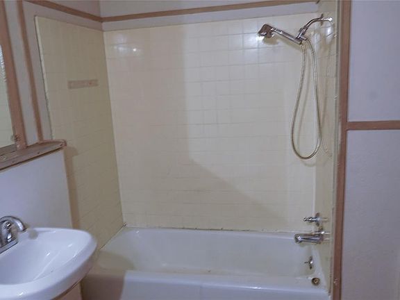 5th image of 406 W Monterey St