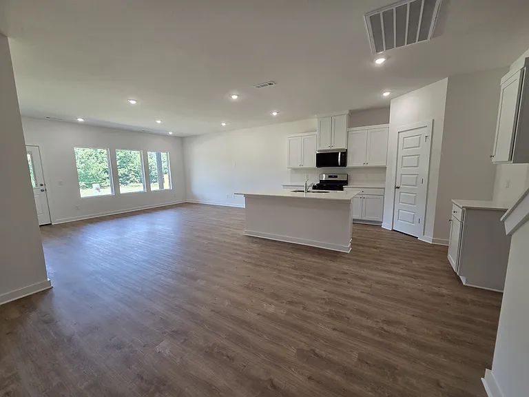 561 S Neon Ave — Photo 3