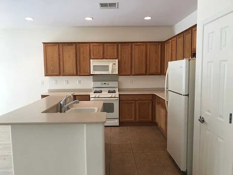 2103 Sawtooth Mountain Dr — Photo 4