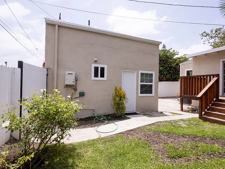 446 S La Peer Dr — Photo 42