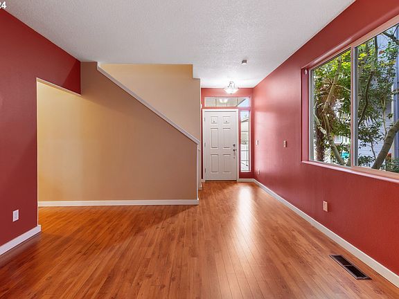 4th image of 5520 NE 44th St