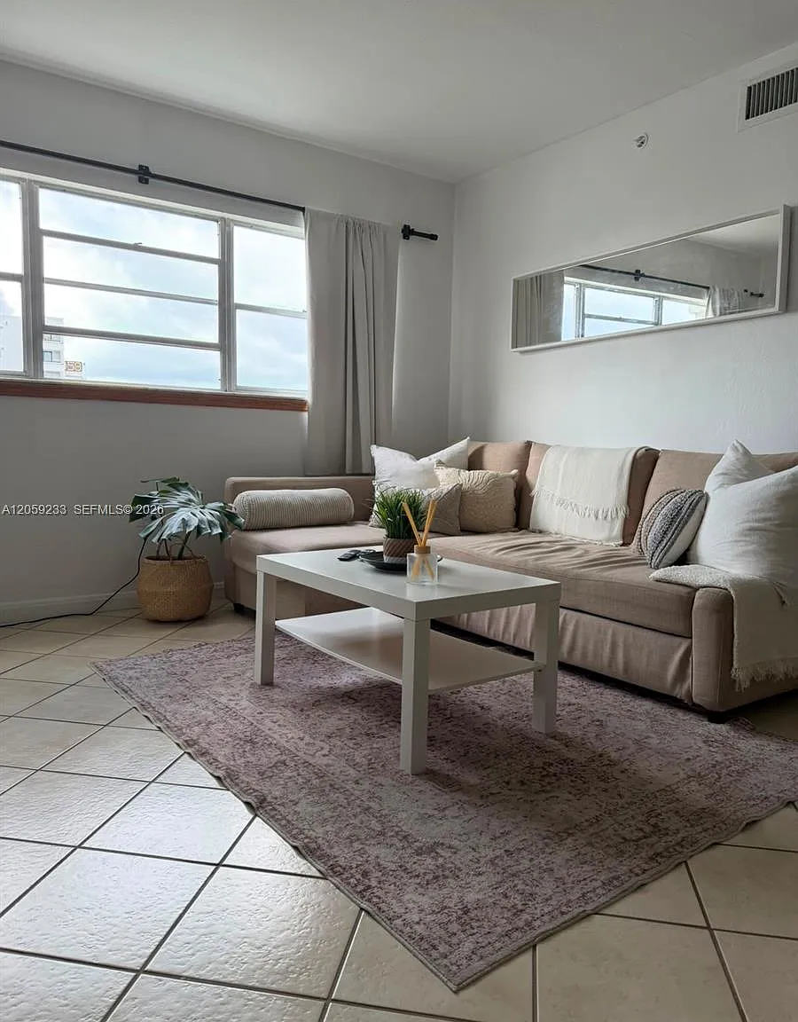 Octagon Towers I Condo — Photo 4