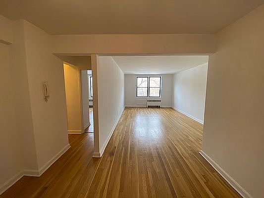 3rd image of 3950 Blackstone Ave APT 1R