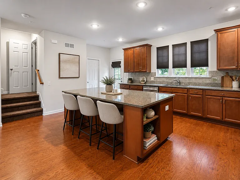 484 Rowan St — Photo 2