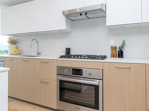 5th image of 899 Esquimalt Rd #807