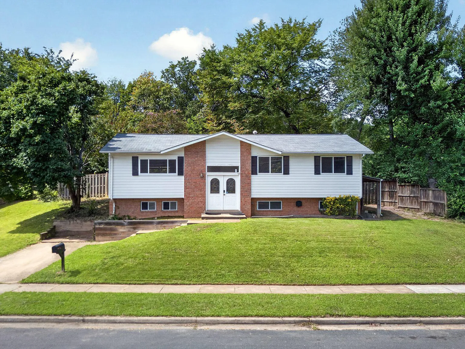 4 bed, 2.5 bath, 2200 sqft, $3,400 — Photo 4