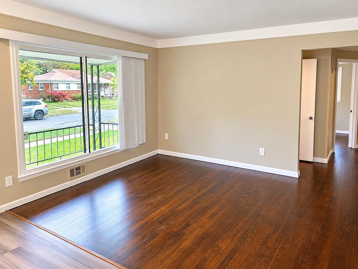 3 bed, 1.0 bath, 1008 sqft, $1,400 — Photo 3