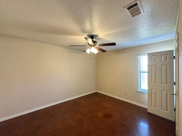 2103 Charleston Ct — Photo 11