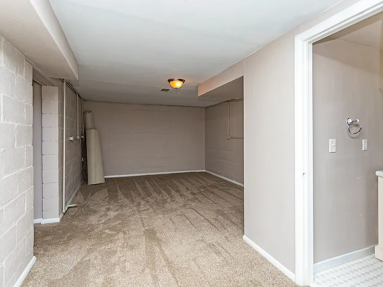 922 E High St — Photo 23