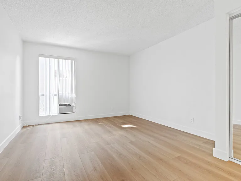 10310 Regent — Photo 7