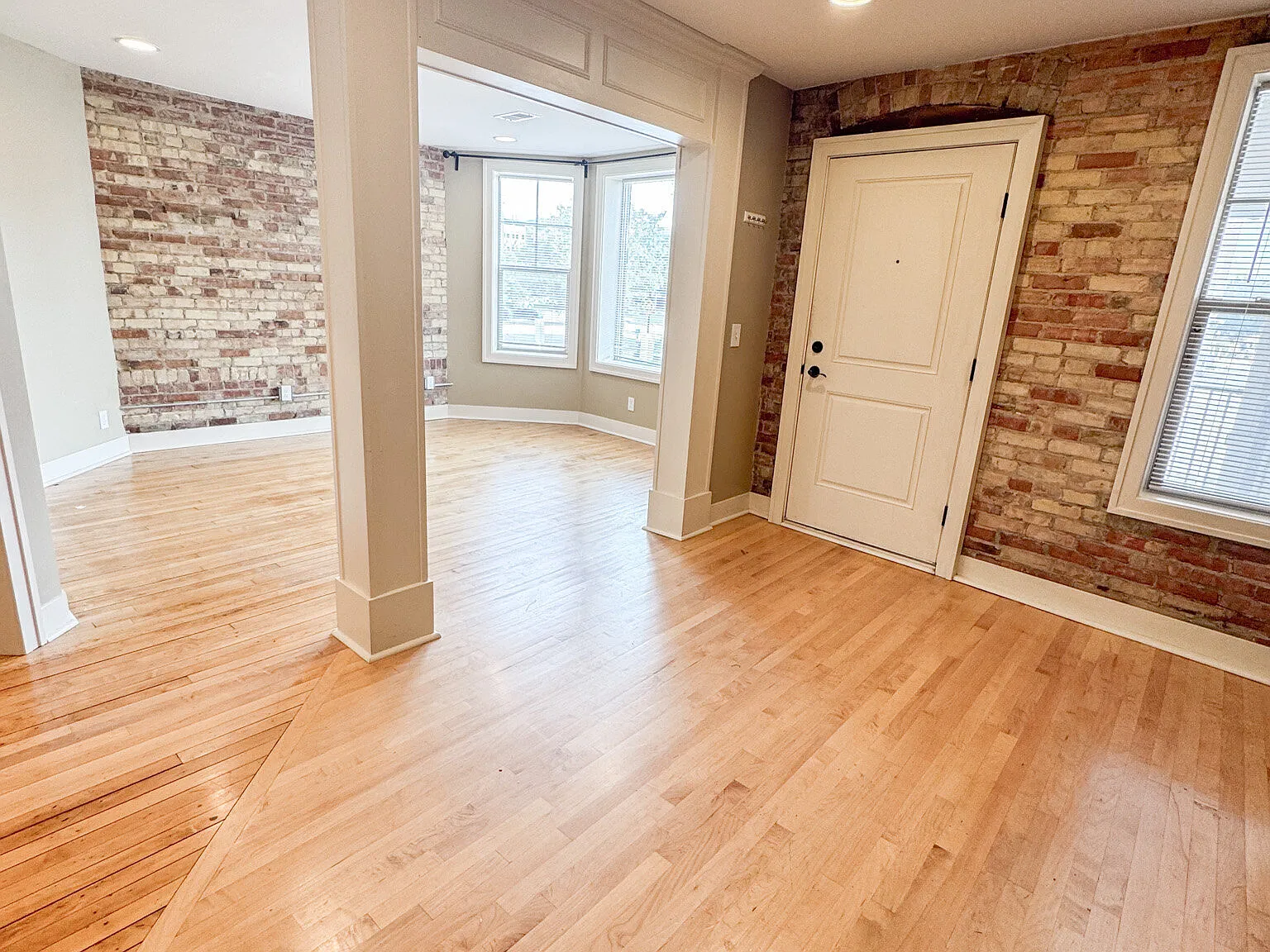 Downtown 1 Bed / 1 Bath with Central Air and Heat — Photo 2